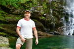 Senderismo en la montaña - cascada masculina musclebear photography