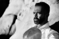 Naturaleza y arte masculino profesional - tiro al aire libre en la costa de Córcega