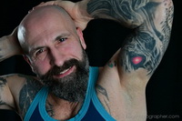 Ours musclé encré en sous-vêtements