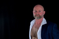 Costume et cravate d'ours musclé - photographie masculine forte