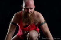 fotografia di uomini di zenzero barbuto - scatti in studio di un giovane orso peloso fotografia d'arte surreale maschile - fotografia di tatuaggi rossi nel mondo di Zurigo