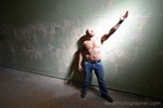 Masuclinidade em lugares perdidos - fotografia erótica masculina urbana