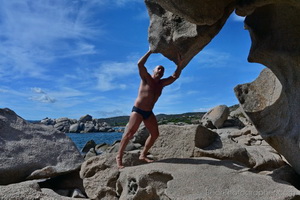 Urso musculoso catalão nas rochas da praia