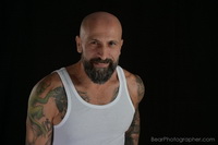 Homens tatuados e tatuados em roupas íntimas - ensaio fotográfico masculino